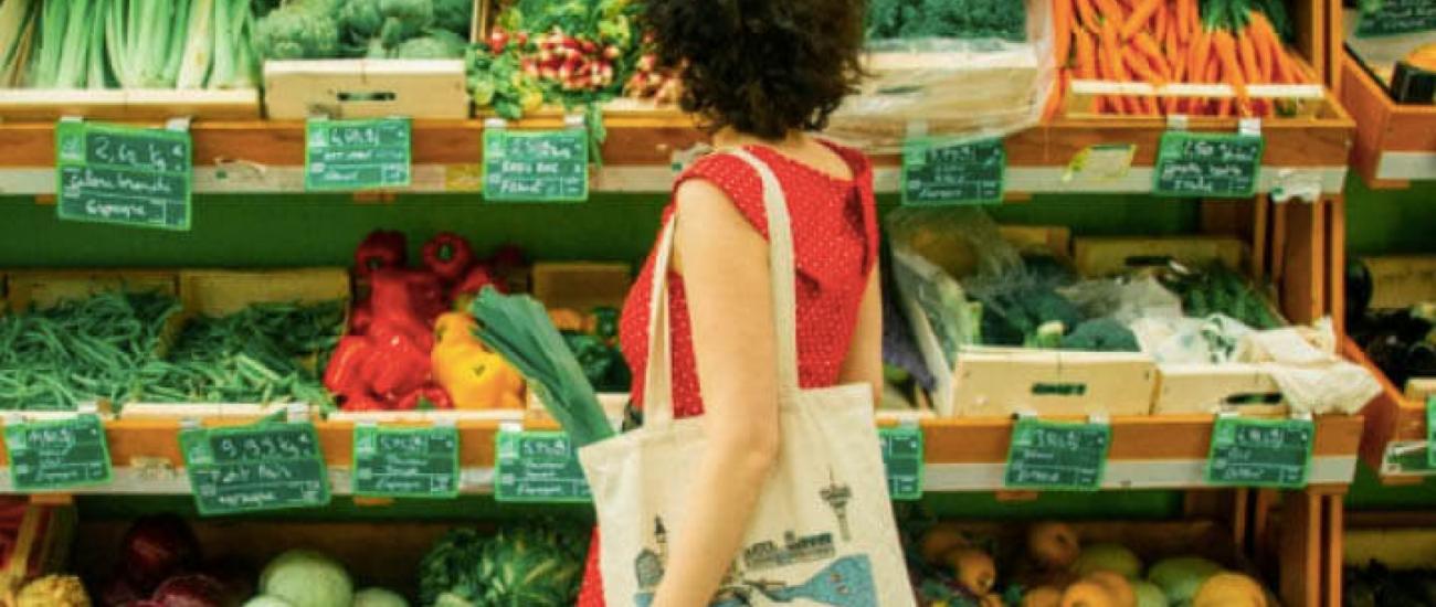 femme devant légumes